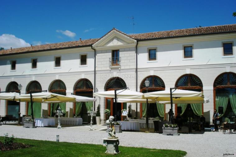 Ricevimento di matrimonio in giardino