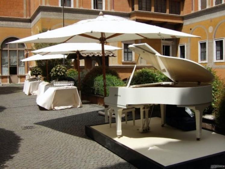 Pianoforte per la musica di matrimonio in giardino