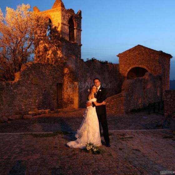 Salvo Annarolo Fotografia - Sposi dinanzi ad una residenza d'epoca