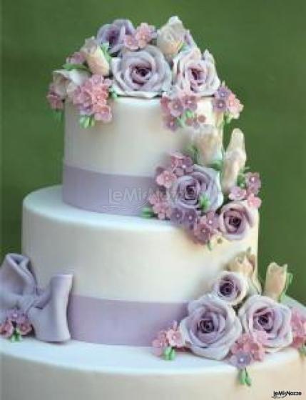 Torta lavanda con decorazioni floreali di Forever Wedding Planner