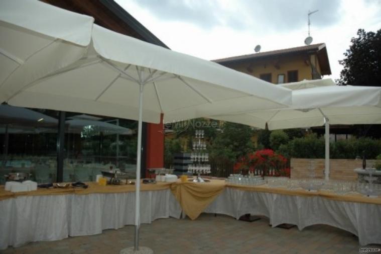 Buffet per gli aperitivi nel giardino della location di matrimonio