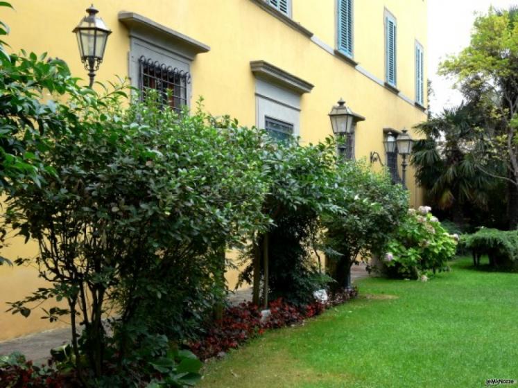 Dettaglio della villa con giardino