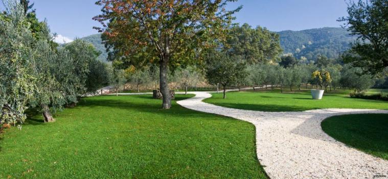 Viale d'ingresso alla chiesa