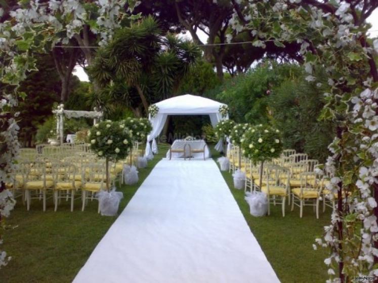 Allestimento floreale per la cerimonia nuziale in giardino