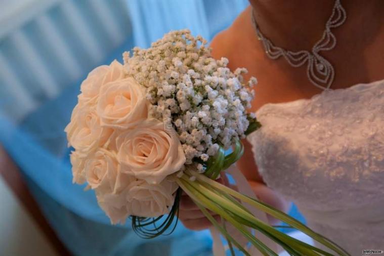 Bouquet di gipsofila e rose bianche