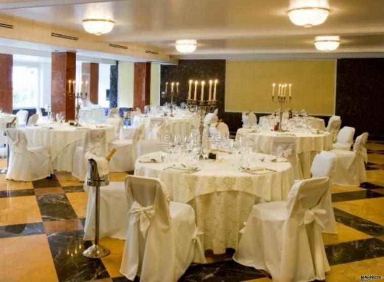 Sala interna dell'hotel allestita per il ricevimento di matrimonio