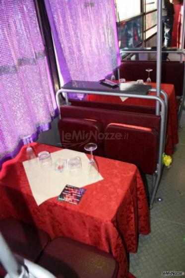 Tavoli all'interno del Fashion Bus per un pranzo o una cena