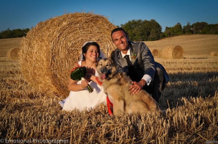 Fotografia degli sposi con il loro fido