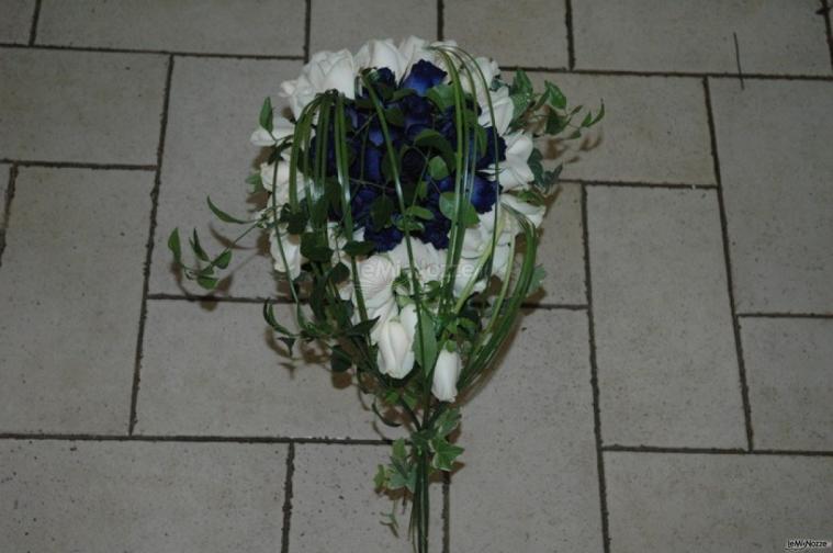 Fiori bianchi e blu per l'allestimento della chiesa