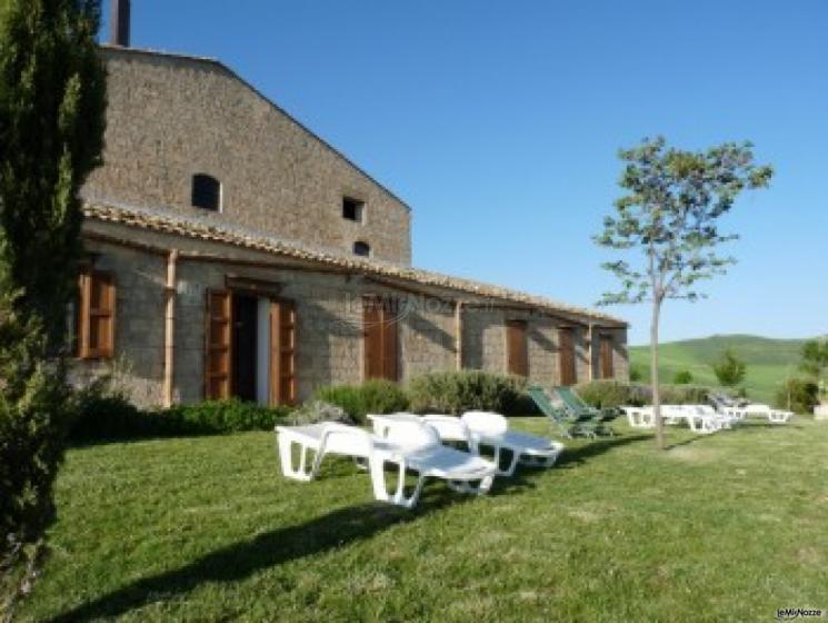 Esterno con giardino presso l'agriturismo per ricevimento di matrimonio Masseria Susafa