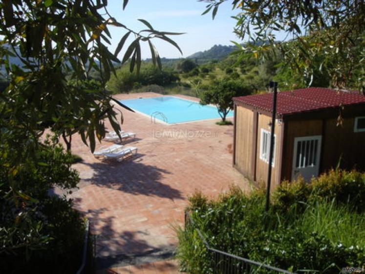 Piscina con parco per ricevimenti di matrimoni presso l'Agriturismo Fondo Cipollate