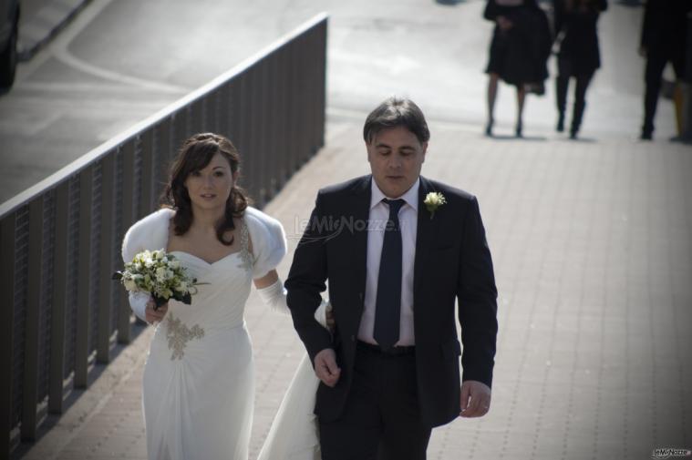 La sposa col papà entra in chiesa