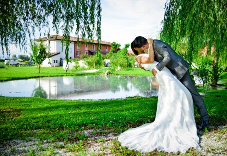 Studio fotografico Valentina Venier - Gli sposi si baciano