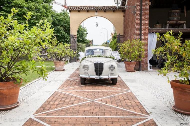 La Corte del Belo - L'entrata della location con l'auto degli sposi