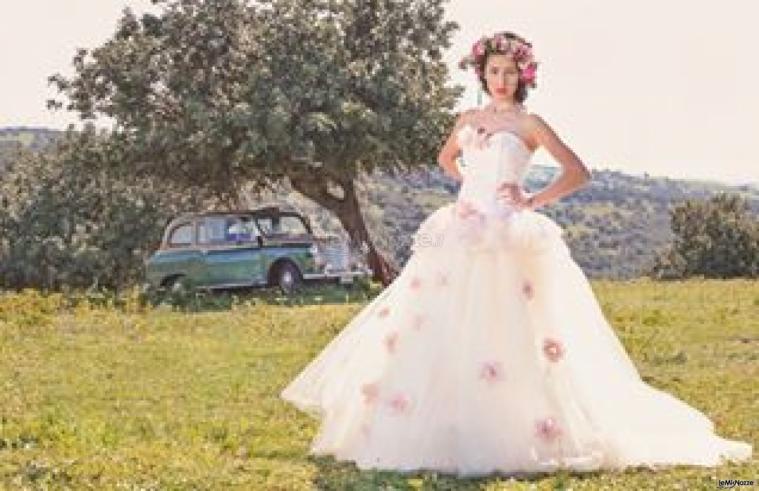 Atelier Alfina - Abito da sposa con gonna in tulle ed applicazioni floreali