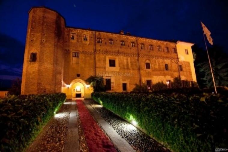 Castello dei Solaro illuminato alla sera