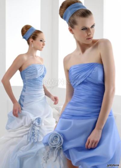 Abito da sposa dal colore azzurro e dalla gonna ricca di ricami e velature