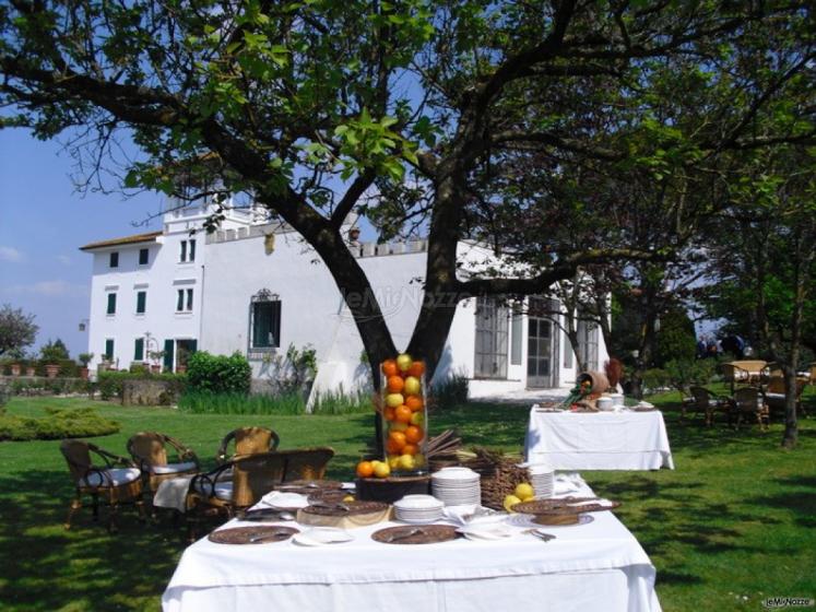 Allestimento del matrimonio in giardino