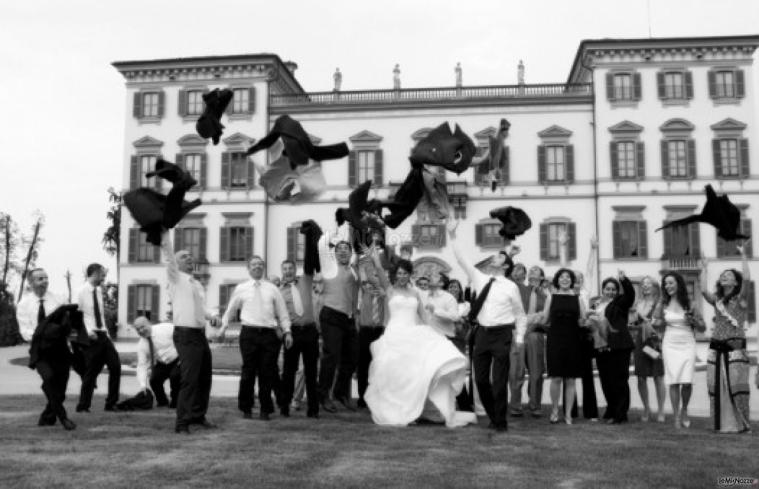 Foto reportage degli sposi con gli invitati