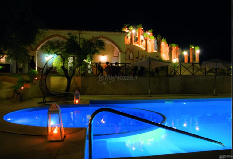 Piscina illuminata per un matrimonio di sera