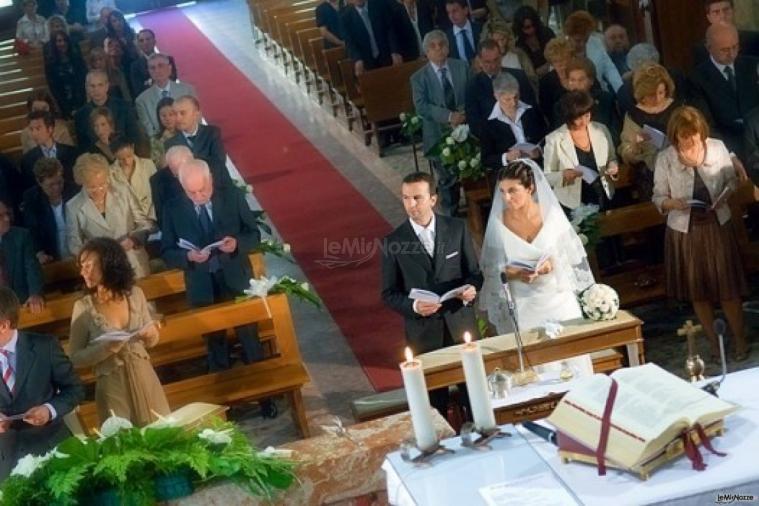 Foto degli sposi durante la celebrazione del matrimonio