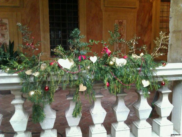 Allestimento esterno chiesa per matrimonio durante il periodo natalizio.