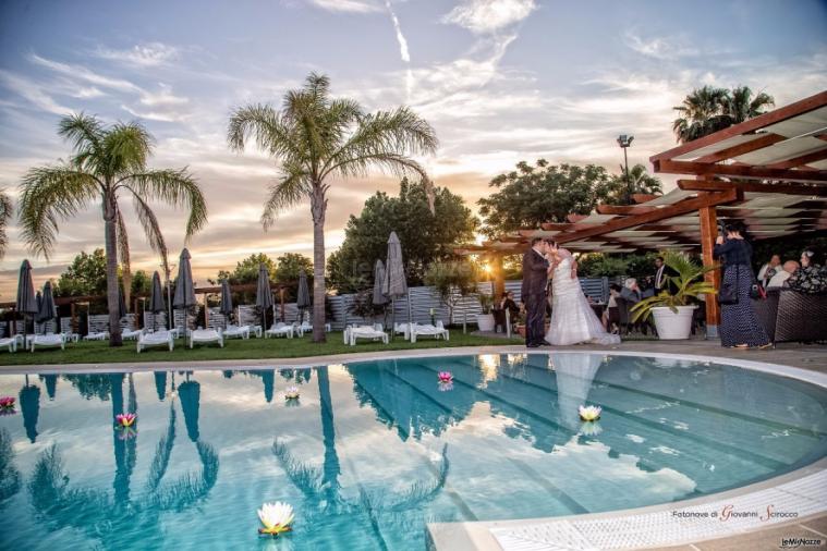 Il Capanno - Gli sposi a bordo piscina