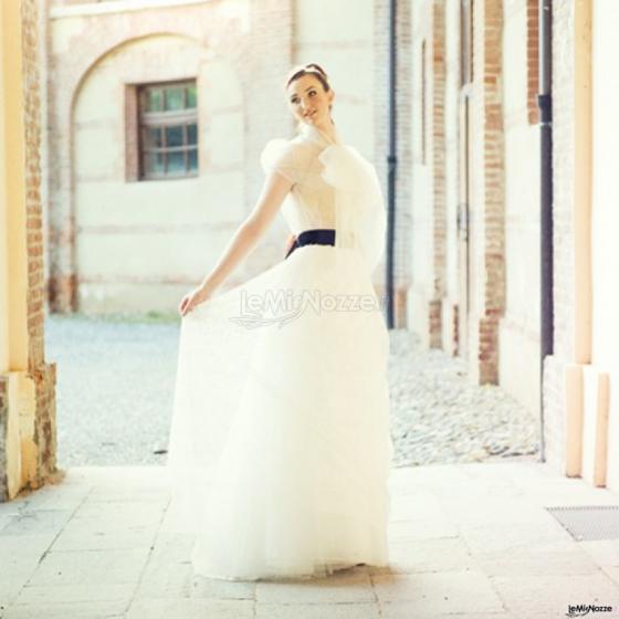 Abito da sposa con cintura nera