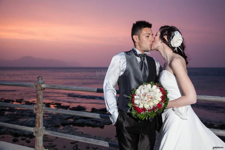 Bacio sposi sul pontile