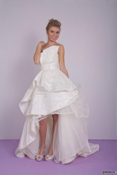 Abito Madrid in taffetà di seta a balze corte sul davanti fino a scendere dietro con un voluminoso strascico - Atelier AnnaB Creations Sposa e Cerimonia