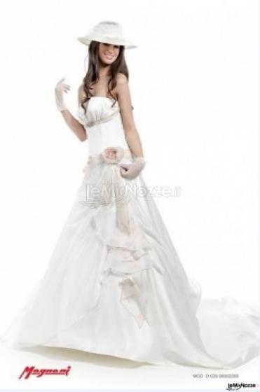 Abito da sposa senza spalline e fiori in tessuto applicati sulla gonna