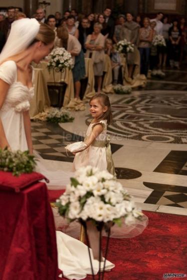 La damigella mentre porta le fedi in chiesa