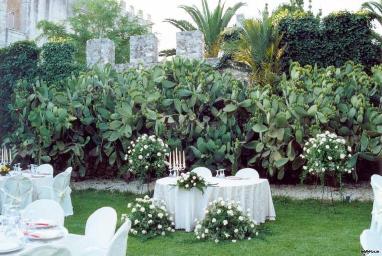 Allestimento tavoli in giardino - Torre Rodosta