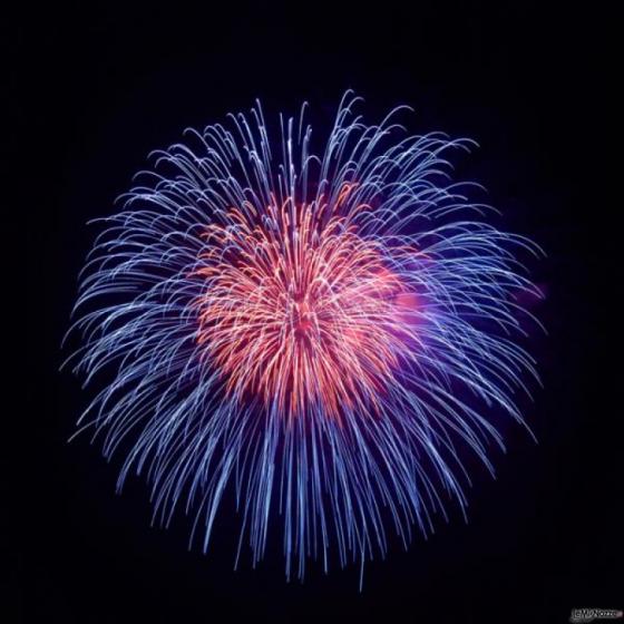 Fuochi d'artificio a cascata per il matrimonio