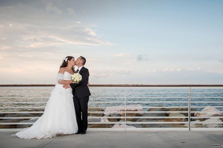 Il bacio degli sposi vista mare