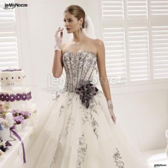 Abito da sposa originale e dai colori contrastanti