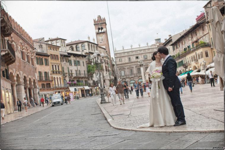 Foto degli sposi in giro per la città