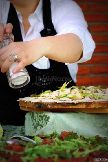 Chef a lavoro durante la preparazione del buffet di nozze