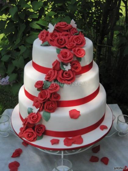 Torta nuziale con rose rosse