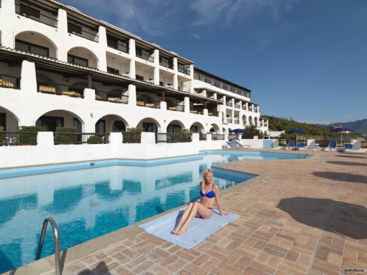 Un po' di relax a bordo piscina - Hotel Le Dune