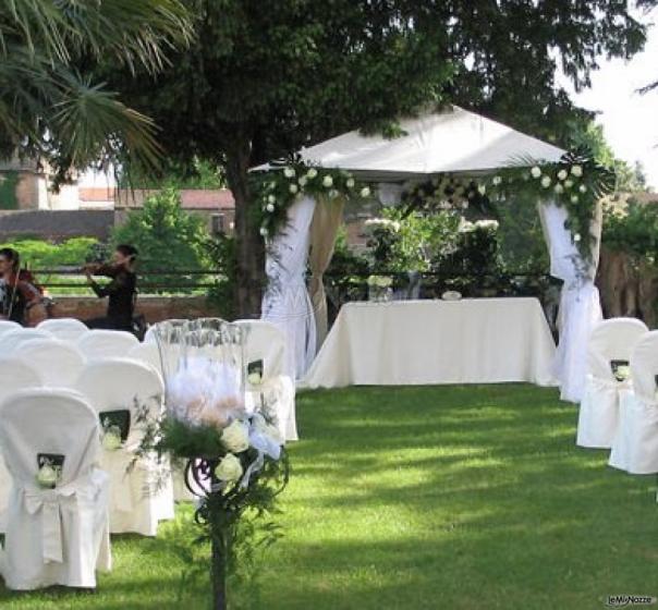 Allestimento con un gazebo per la cerimonia di matrimonio in giardino