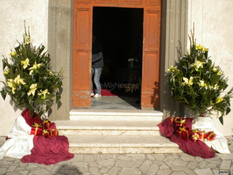 Allestimento floreale per l'ingresso della chiesa