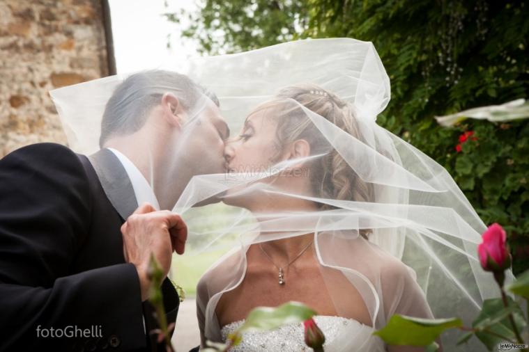 Bacio sotto il velo