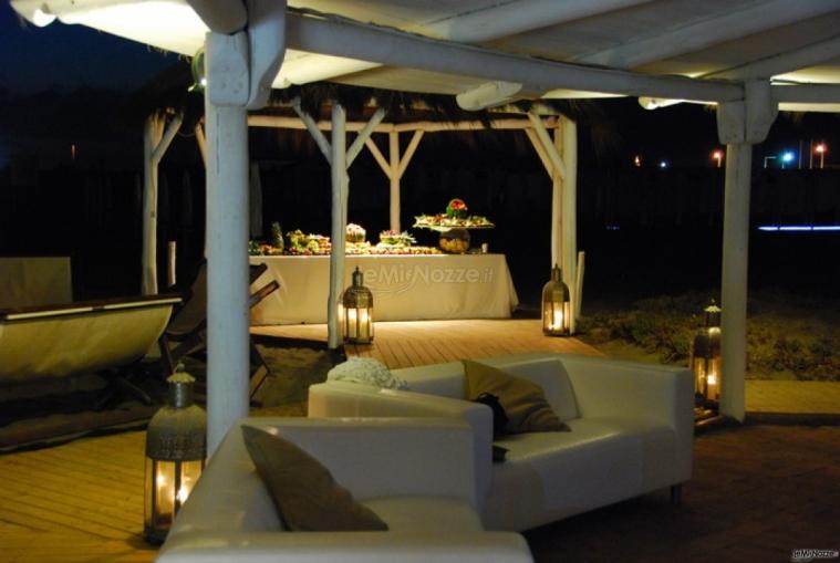 Allestimento del buffet di nozze sotto un gazebo in spiaggia