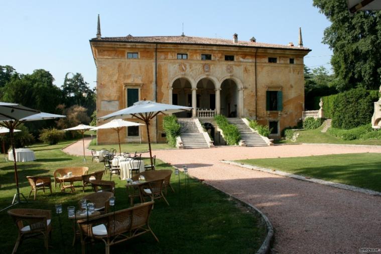 Ingresso alla villa e tavoli per l'aperitivo