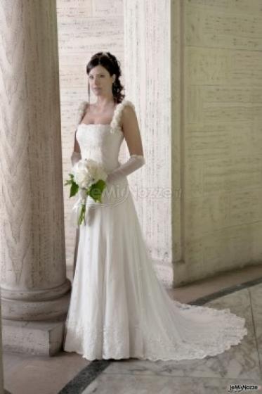 Vestito da sposa con applicazione di rose in tessuto sulle spalline