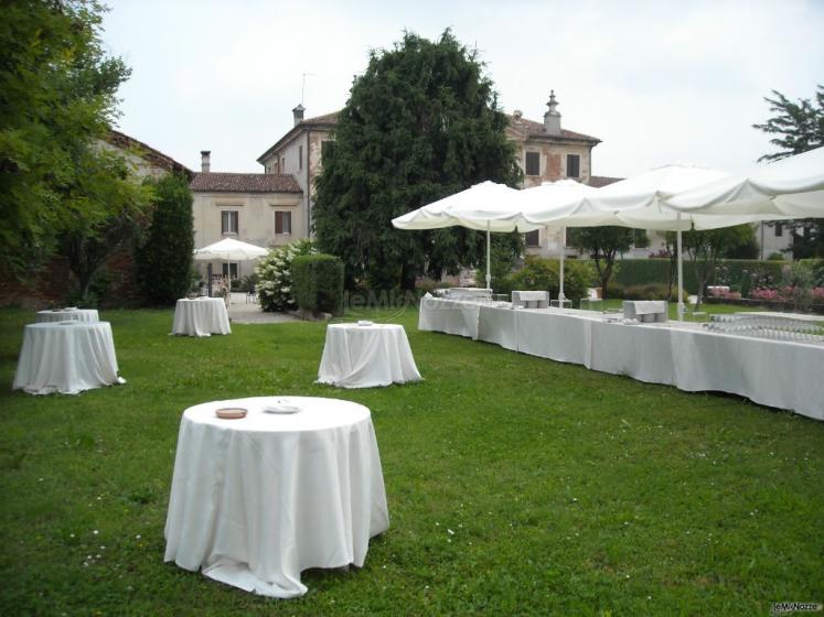 Allestimento tavoli per l'aperitivo