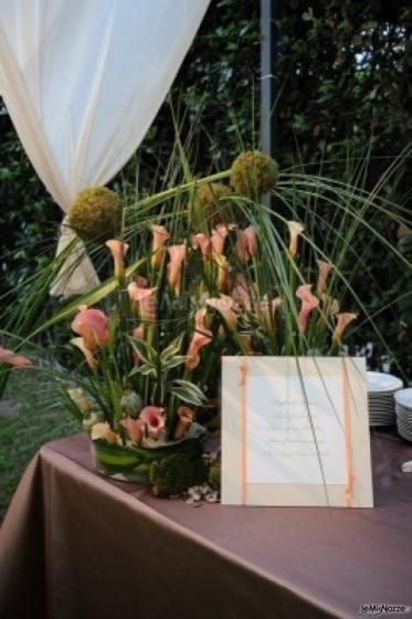 Fiori per il tavolo del buffet di matrimonio