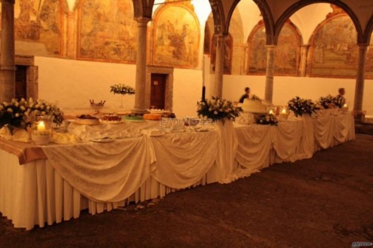 Buffet di dolci per il ricevimento di matrimonio