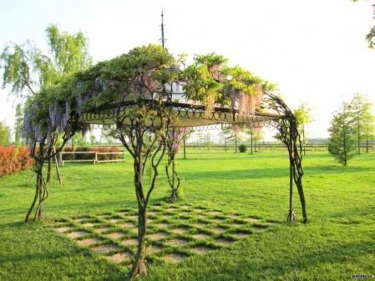 Giardino dell'agriturismo per il ricevimento di matrimonio